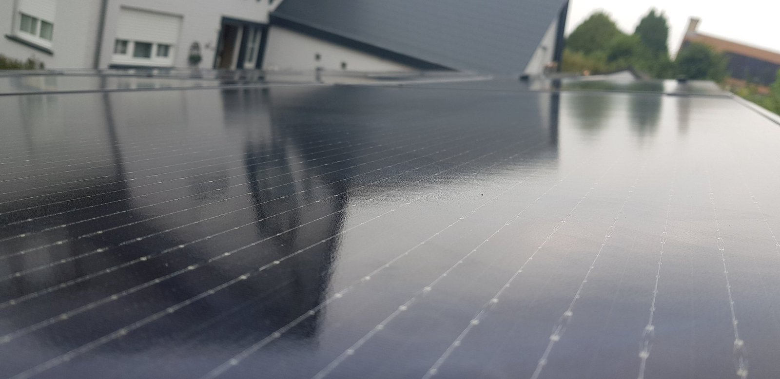 Zonnepanelen op een dak geplaatst