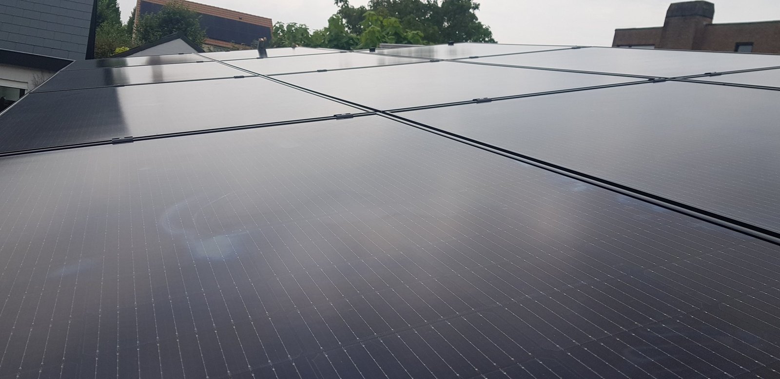 Zonnepanelen op een plat dak