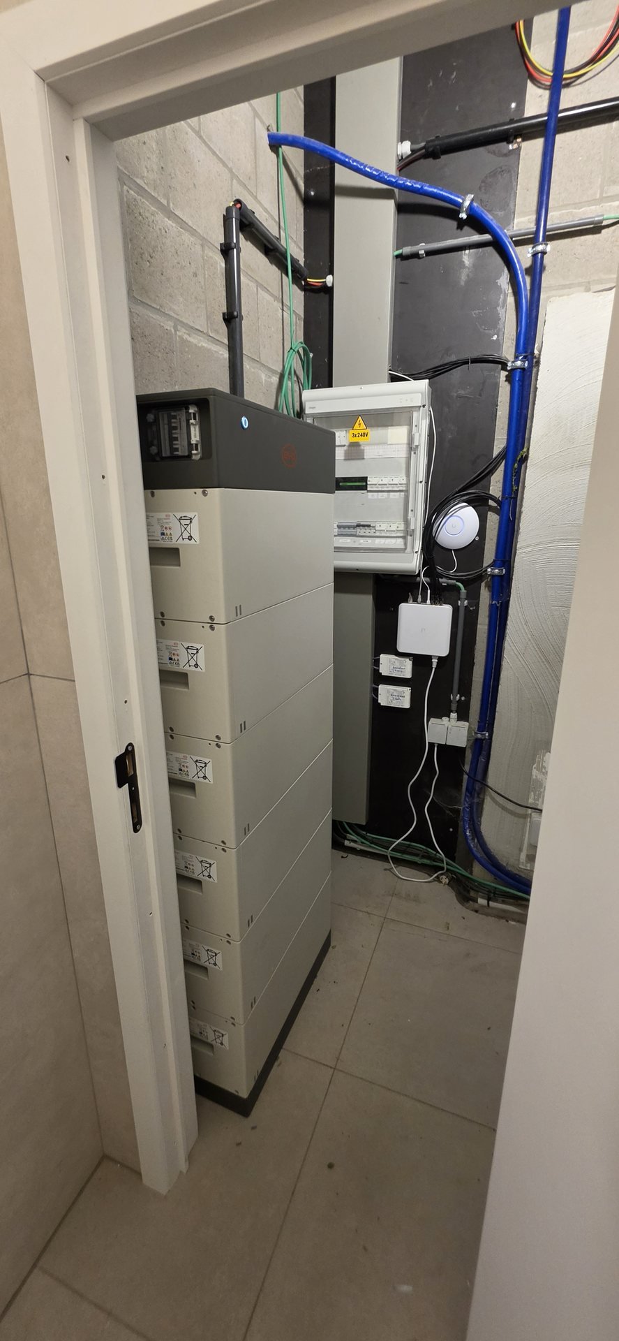 Thuisbatterij in een technische ruimte