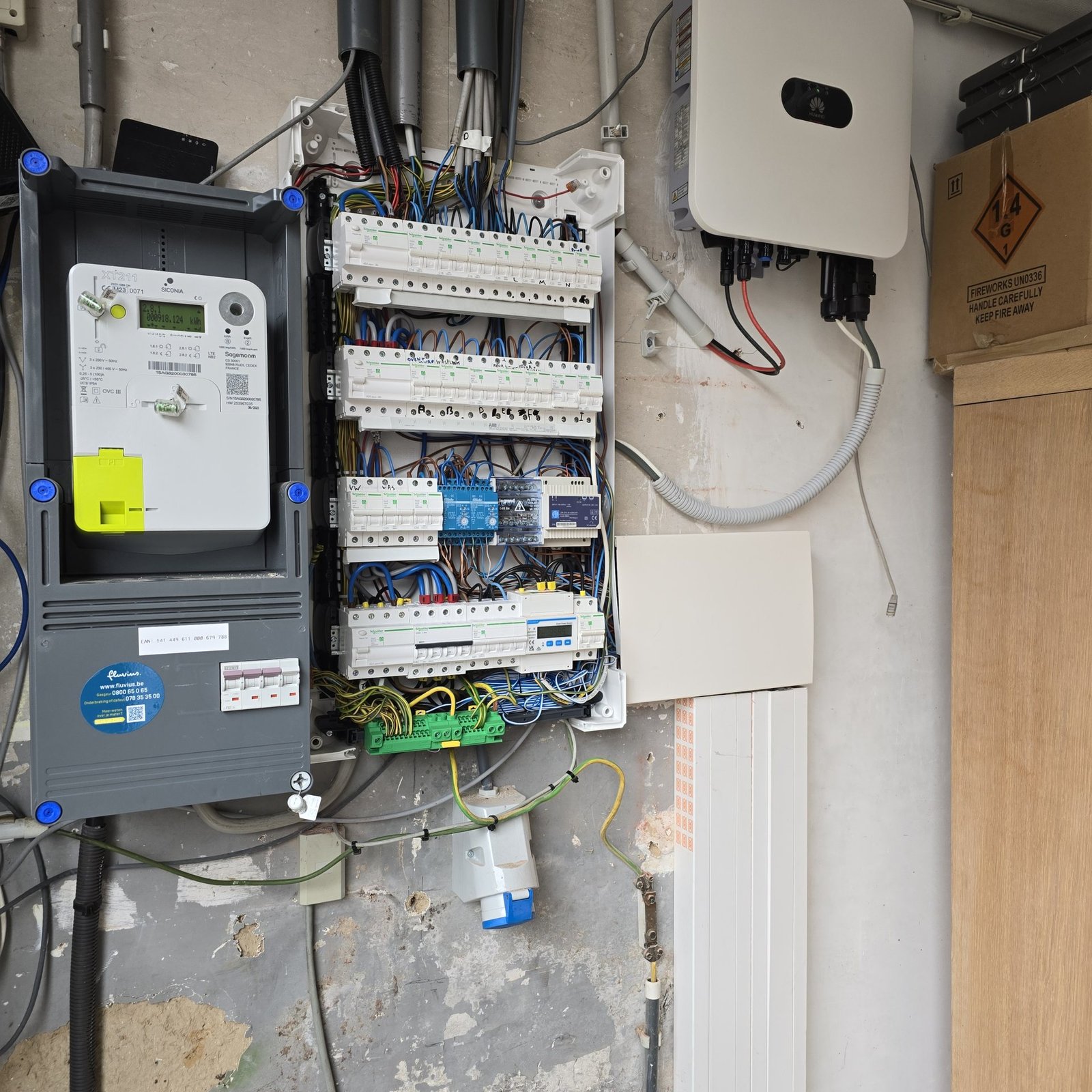 Open zekeringkast tijdens elektrische werken