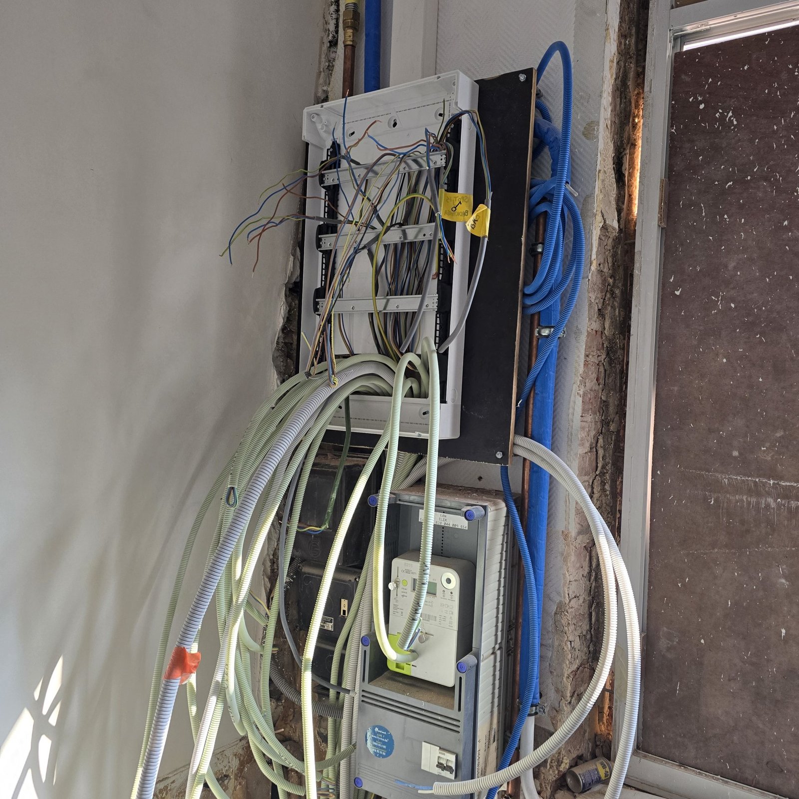 Metalen verdeelkast in technische ruimte