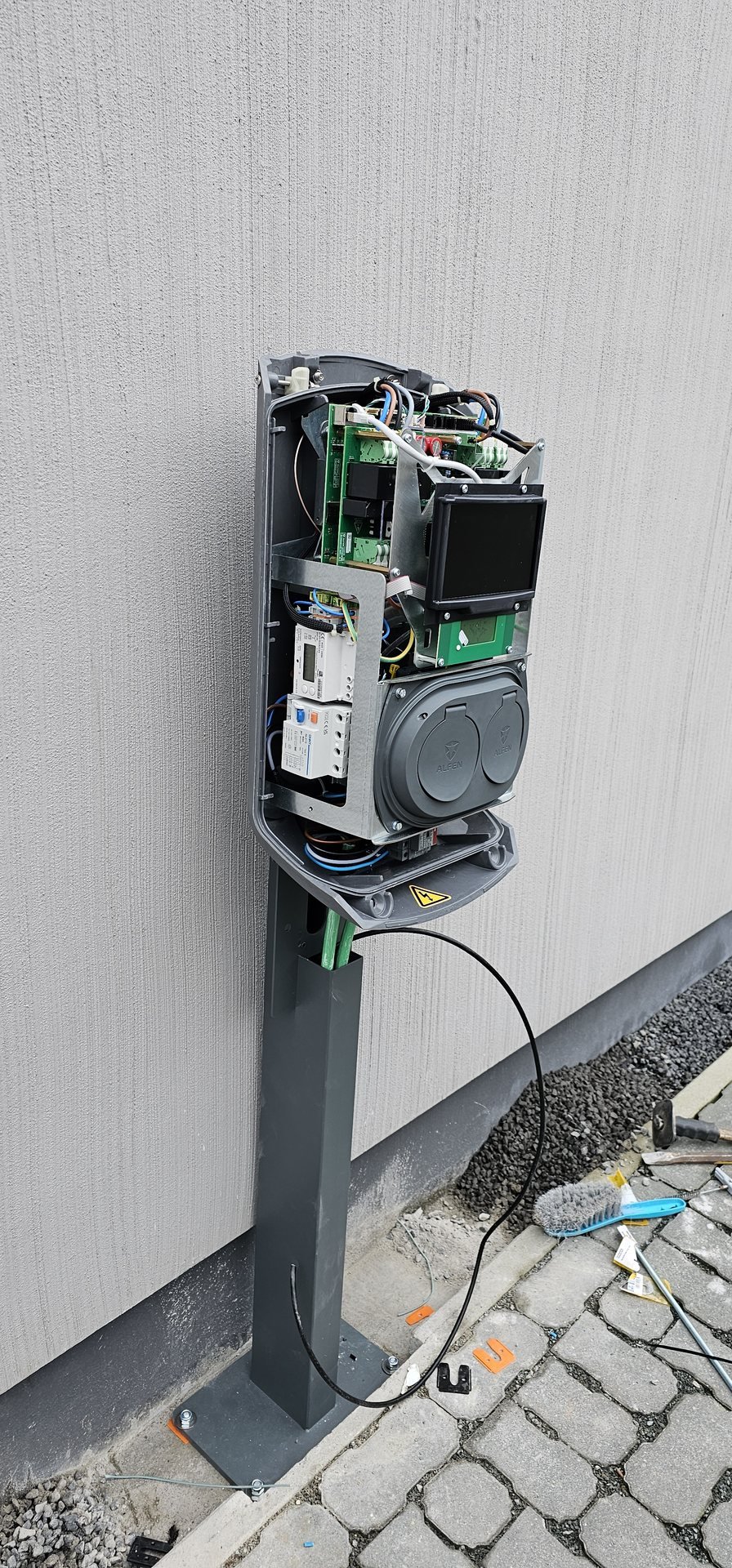 Laadpaal tijdens professionele installatie