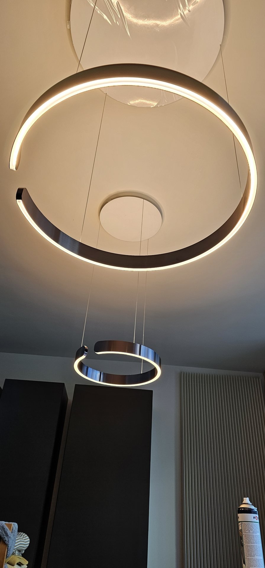 Designlamp aan het plafond gemonteerd