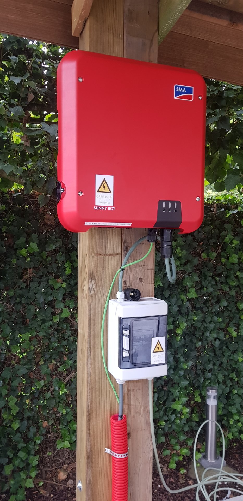 Montage van zonnepanelen op een hellend dak